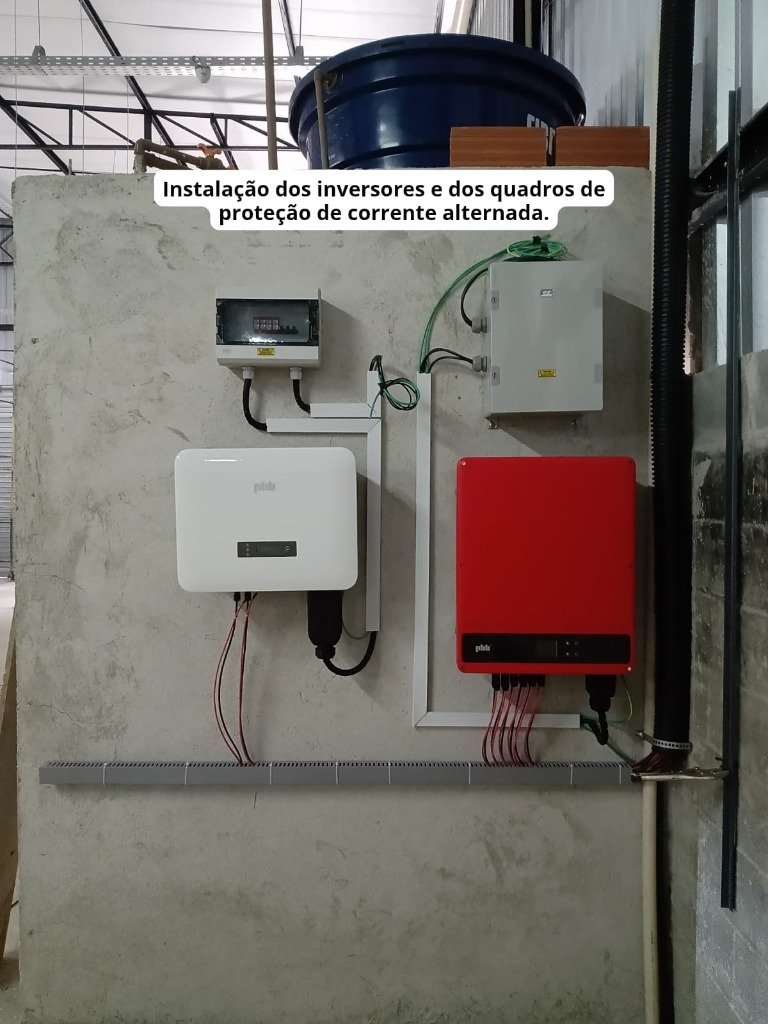 Inversores e chaves de proteção na parede