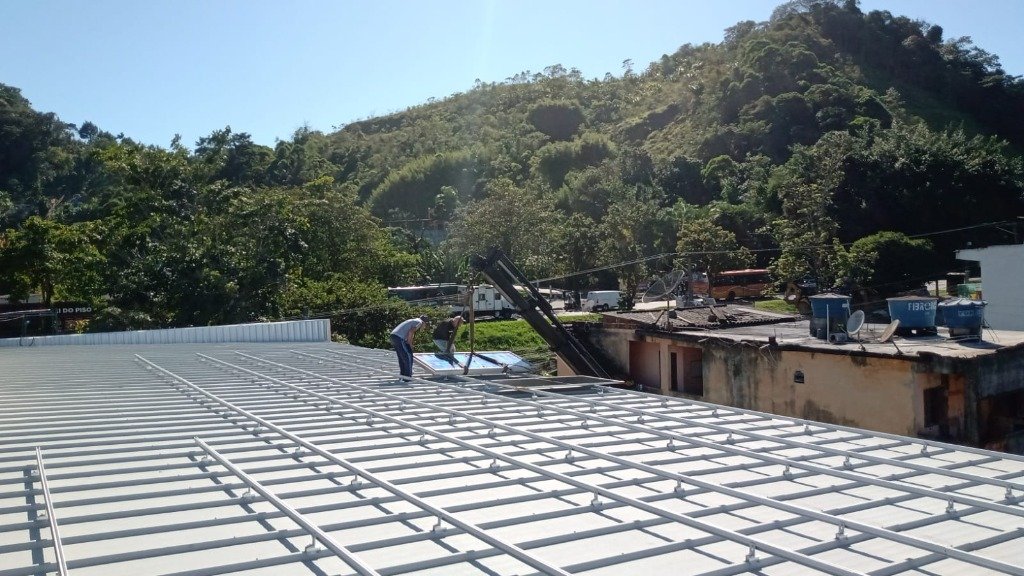 Instalação e fixação das estruturas metálicas no telhado