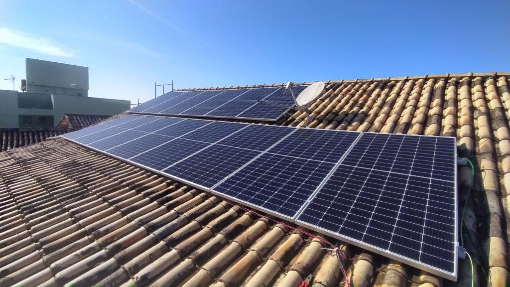 Painéis solares no telhado residencial de cerâmica