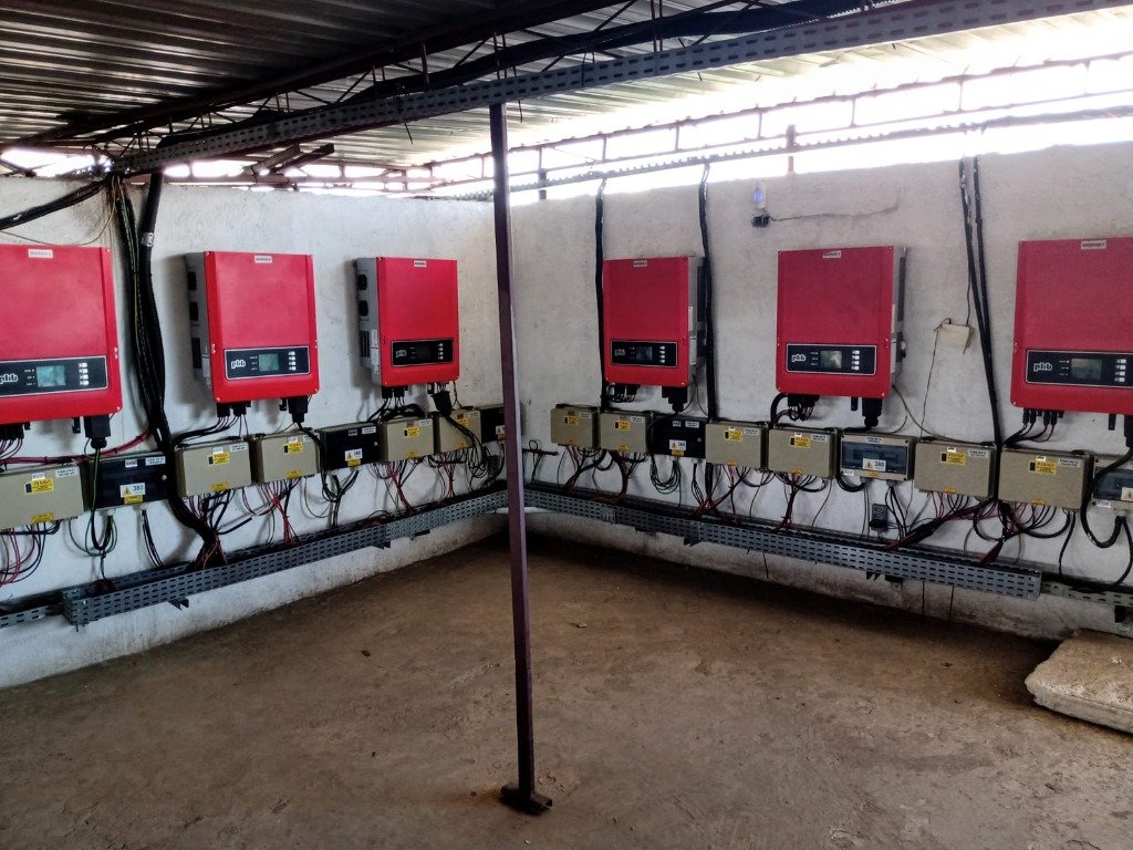 Quadro com inversores solares PHB comerciais